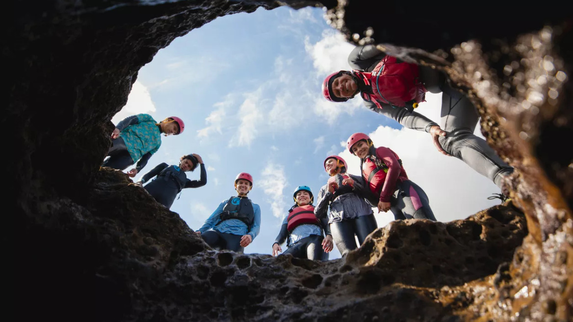 Η αόρατη λοίμωξη και ο ένοχος μύκητας: Πώς μια οικογενειακή εξόρμηση σε σπηλιά μετατράπηκε σε περιπέτεια υγείας