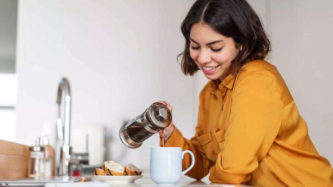 Ο φυσικός σύμμαχος της καρδιάς που βρίσκεται στον καφέ και τα μήλα
