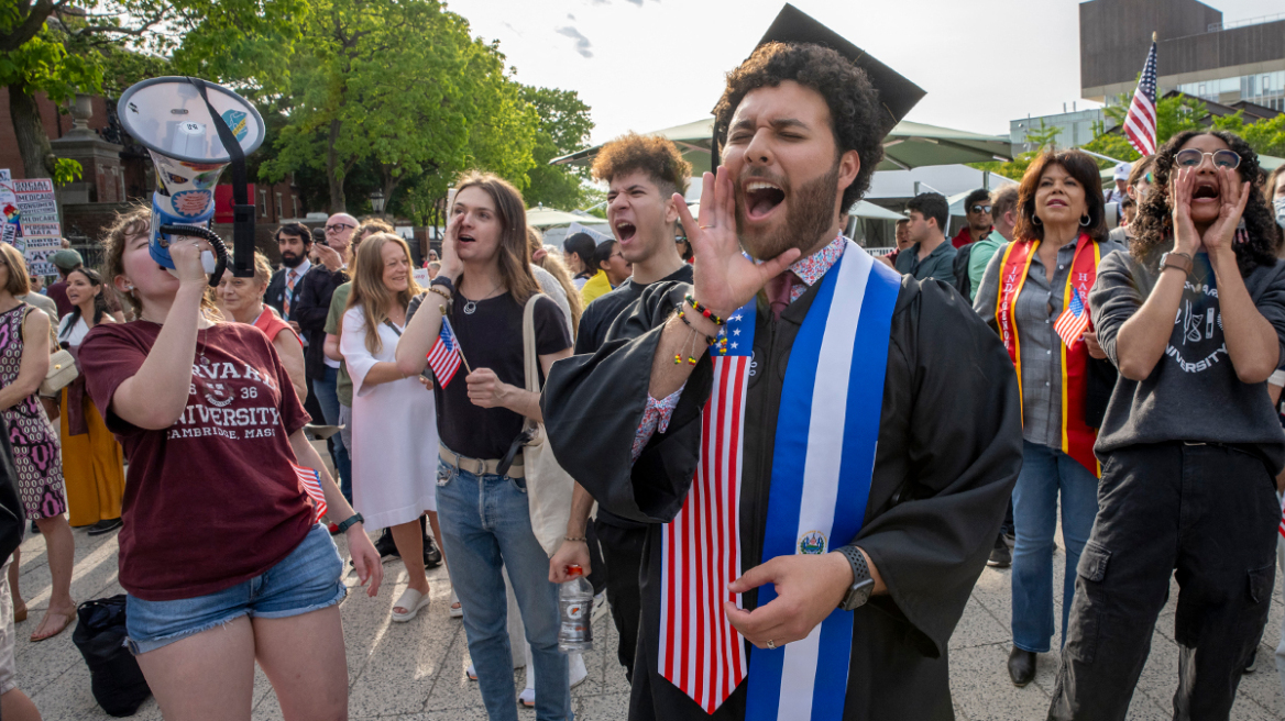 «Τραμπ είσαι προδότης»: Φοιτητές του Χάρβαρντ διαδηλώνουν ενώ παγώνει η εξέταση βίζας για ξένους φοιτητές