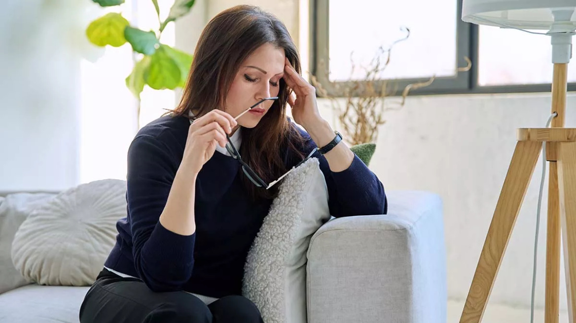 Πονοκέφαλος: 8 επικίνδυνα σημάδια που τον συνοδεύουν και πρέπει να μας οδηγήσουν στα Επείγοντα