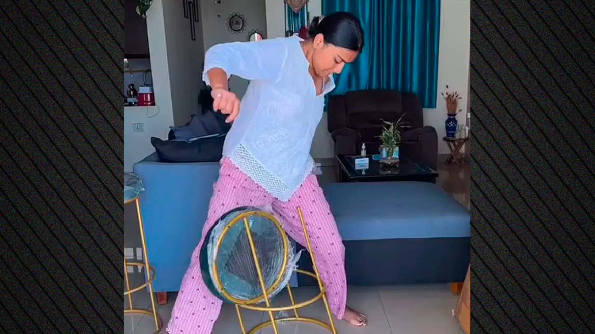 Influencer από την Ινδία τέσταρε κάθισμα για μπαρ και... καρφώθηκε πάνω του - Το βίντεο έχει 61 εκατ. views