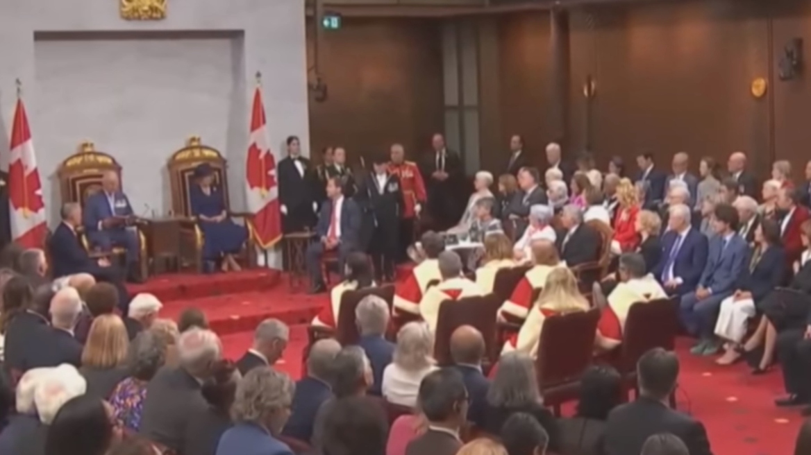 Τζάστιν Τριντό: Κράξιμο για τα αθλητικά παπούτσια που φορούσε στην επίσκεψη του βασιλιά Καρόλου στη Βουλή