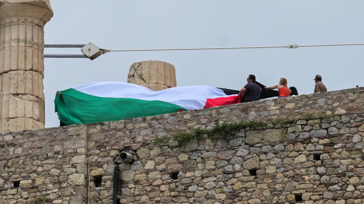 Ελεύθερα τα μέλη της Νέας Αριστεράς που ύψωσαν τη σημαία της Παλαιστίνης στην Ακρόπολη
