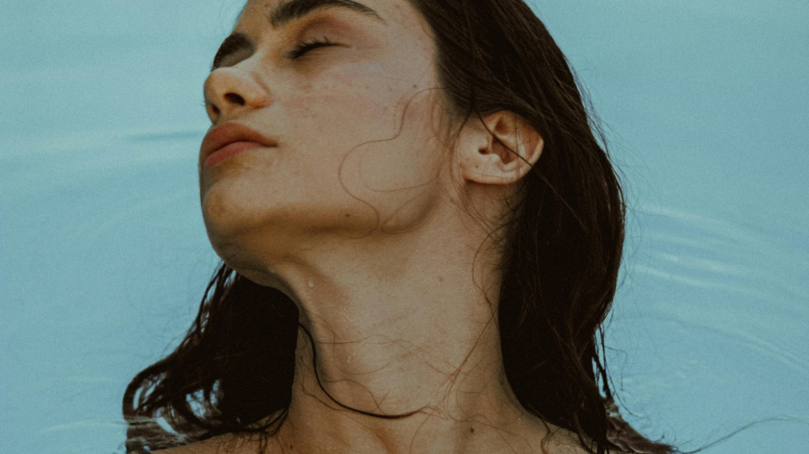 Σκούρες Κηλίδες: Γιατί εμφανίζονται και πώς θα τις αντιμετωπίσουμε;