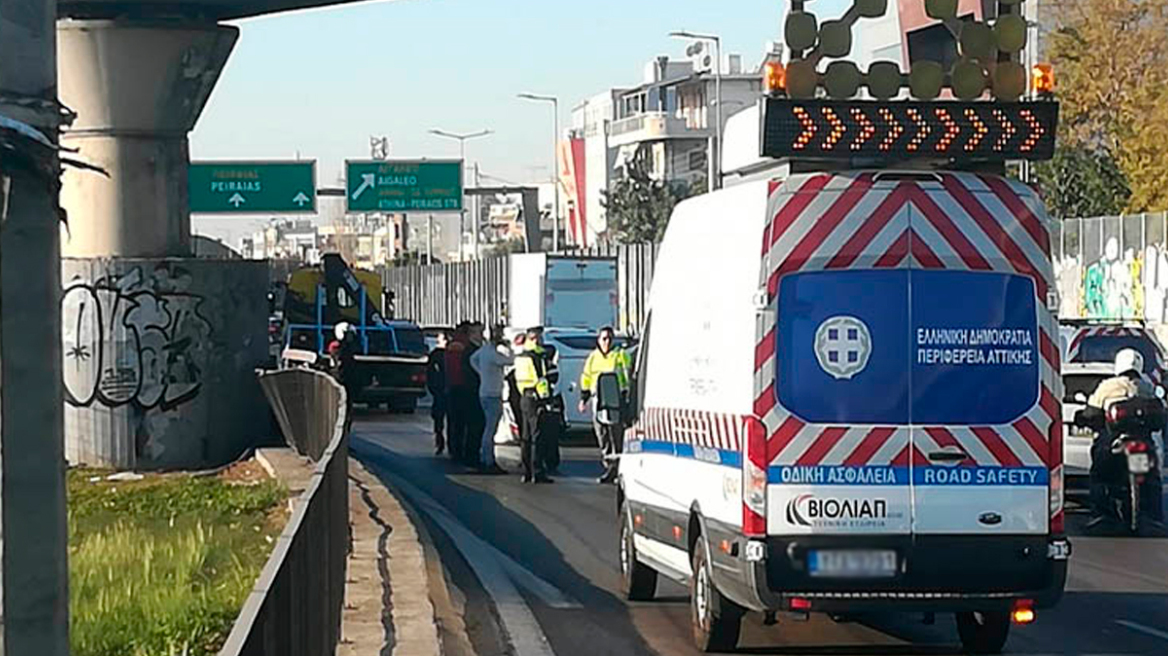 Τροχαίο με γυναίκα τραυματία στη Λεωφόρο Κηφισού και διακοπή της κυκλοφορίας στην αερογέφυρα προς Λεωφ. Αθηνών - Δείτε live πού έχει κίνηση τώρα