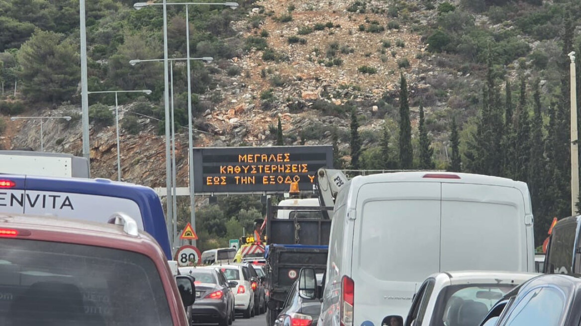 Κίνηση στους δρόμους τώρα live: Φορτηγό έπεσε πάνω σε πινακίδες στην Περιφερειακή Υμηττού  - Μόνο μια λωρίδα ανοιχτή, μεγάλο μποτιλιάρισμα
