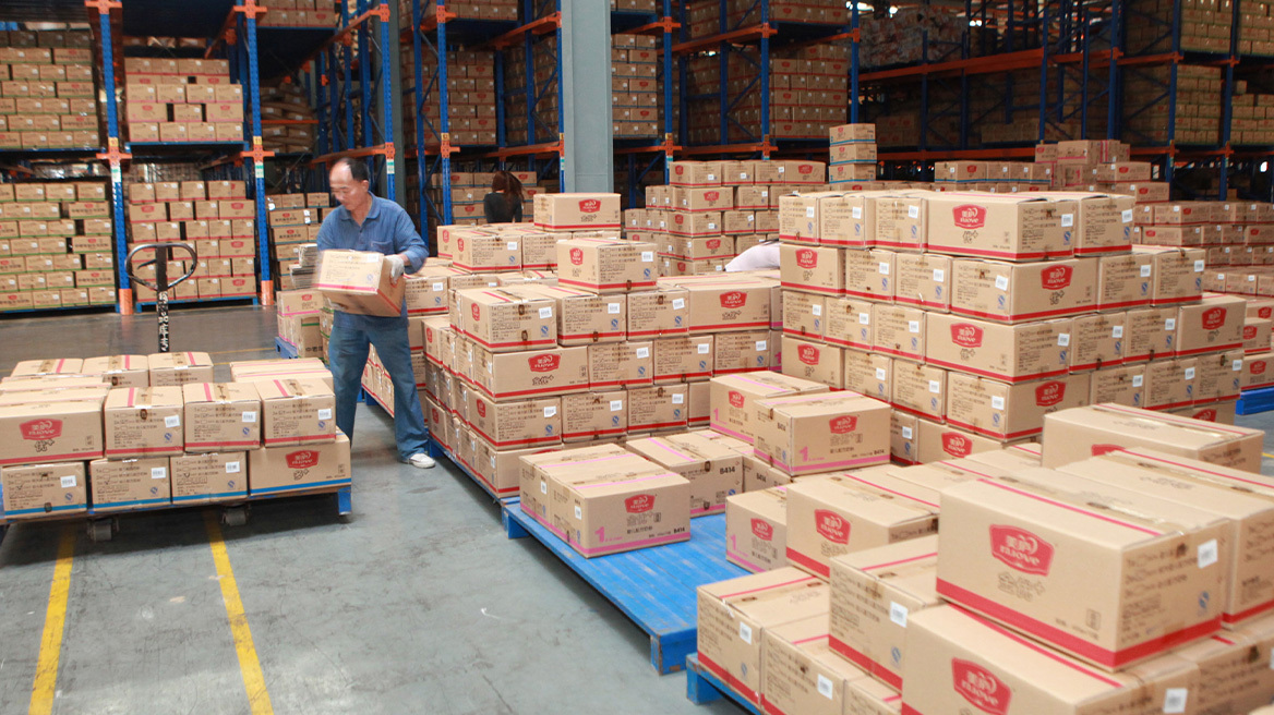 Ασιατική εισβολή: 500 εκατ. ευρώ τζίρο χάνουν οι Έλληνες έμποροι από τις πλατφόρμες που δεν πληρώνουν δασμούς