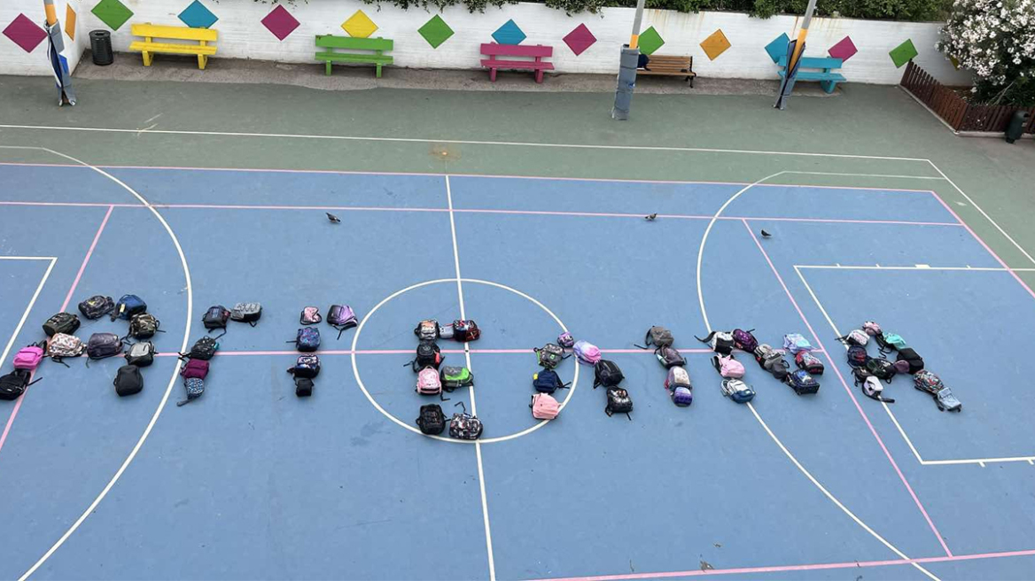 Το συγκινητικό αντίο των συμμαθητών της 7χρονης Αγγελίνας στην Καλλιθέα - Αύριο η κηδεία της
