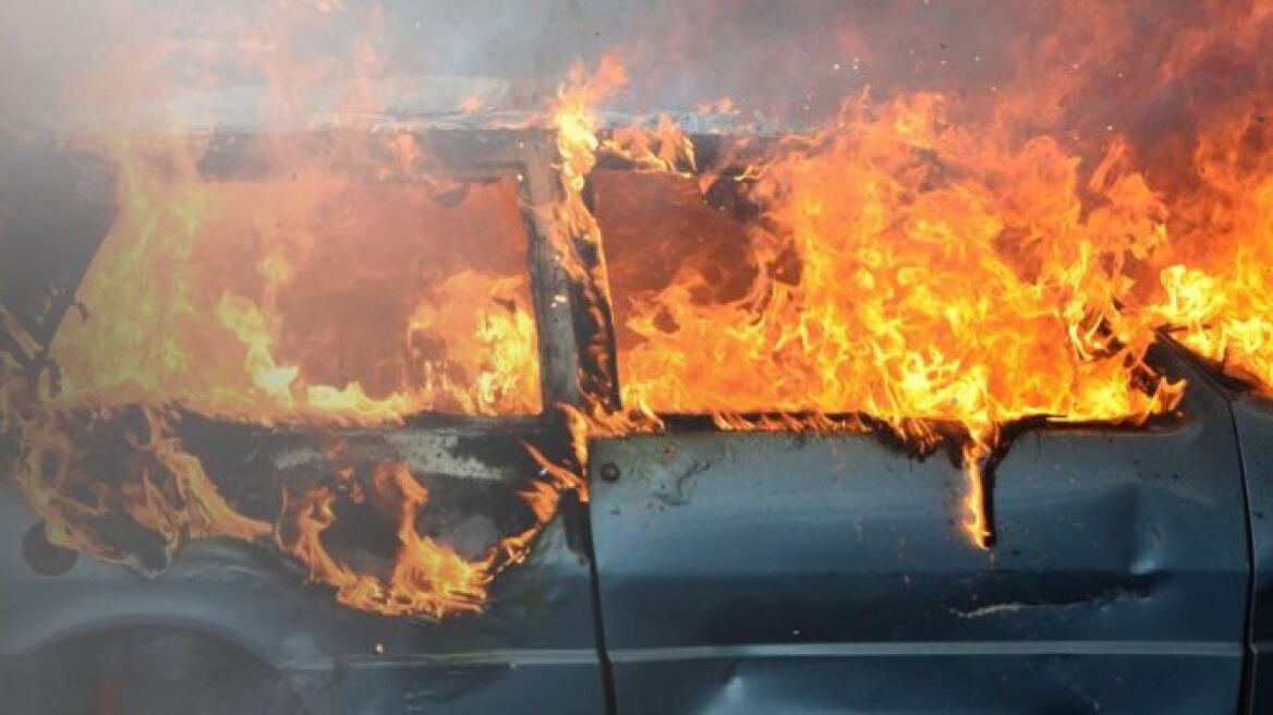 Στις φλόγες σταθμευμένο αυτοκίνητο στο Ρέθυμνο
