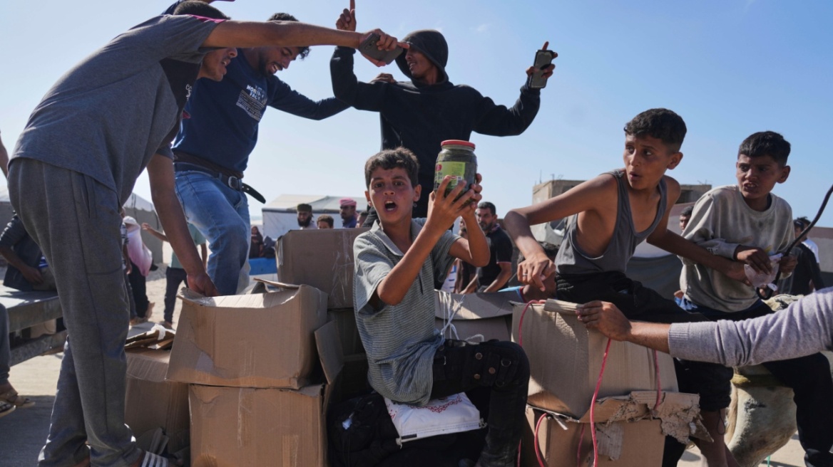 Χιλιάδες Παλαιστίνιοι λεηλάτησαν αποθήκη τροφίμων στη Γάζα - Τουλάχιστον δύο νεκροί 