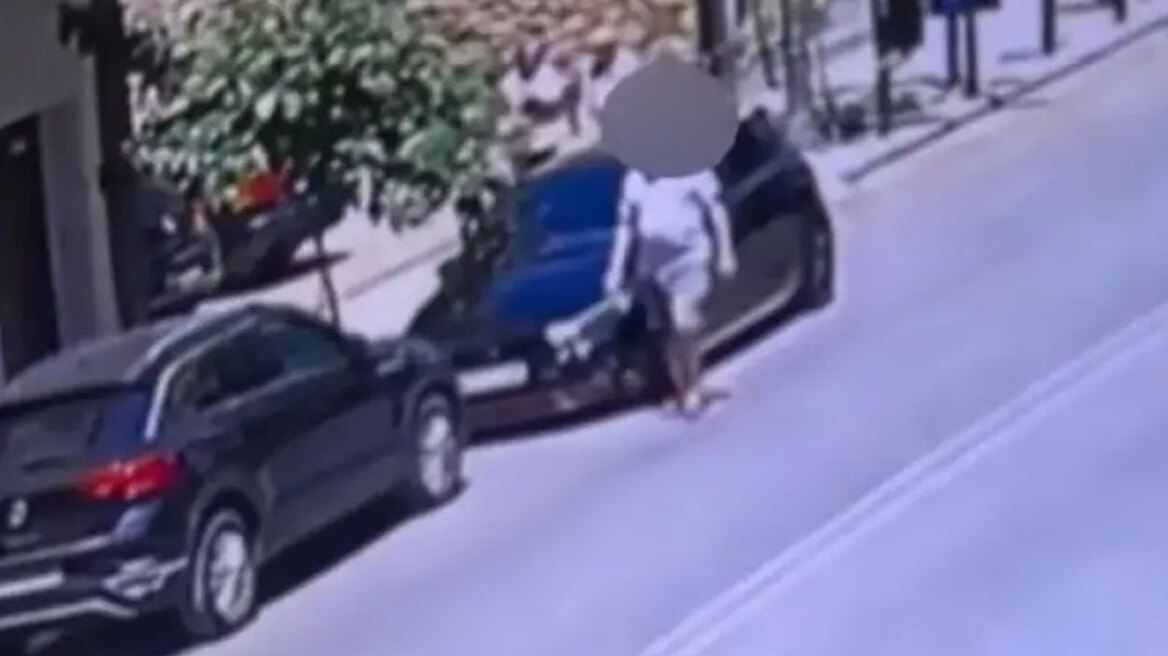 Ψάχνουν άνδρα που χαρακώνει αυτοκίνητα στο κέντρο της Αθήνας - Δίνουν αμοιβή σε όποιον βοηθήσει