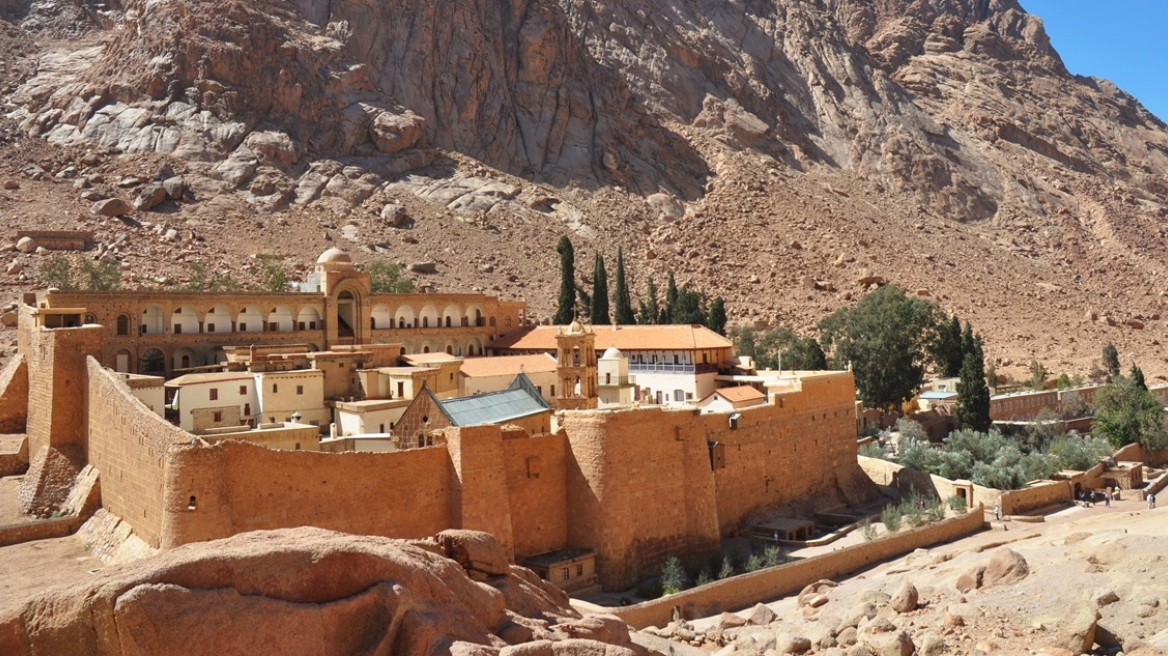 Μονή Σινά: «Κεραυνός εν αιθρία, οι μοναχοί γίνονται φιλοξενούμενοι στο σπίτι τους» είπε ο Αρχιμανδρίτης Πορφύριος