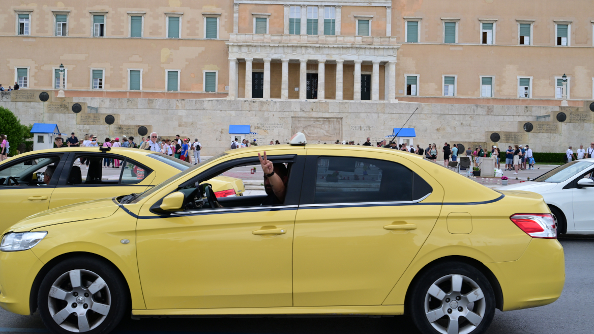 Πομπή των ταξί έξω από τη Βουλή, με ντουντούκα στη Βασιλίσσης Σοφίας ο Λυμπερόπουλος - Δείτε βίντεο και φωτογραφίες