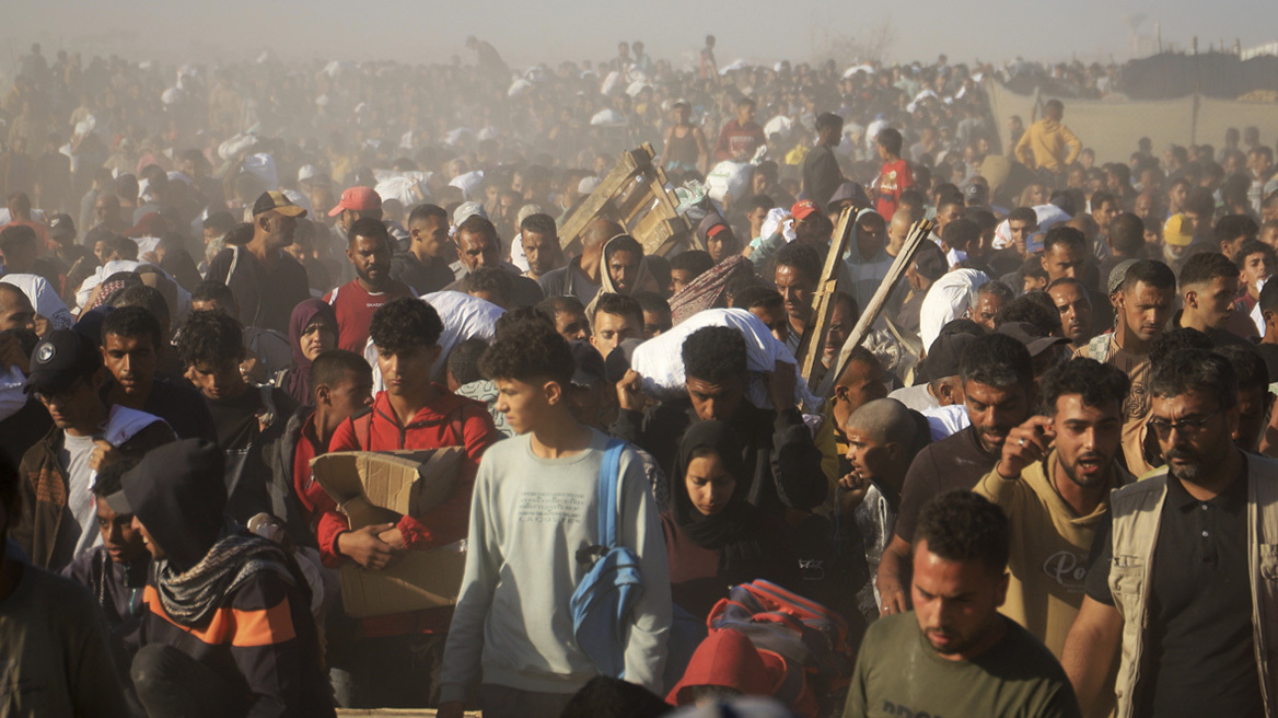 Πλήθος Παλαιστίνιων εισέβαλε σε αποθήκη τροφίμων στη Γάζα – Τέσσερις νεκροί, σκηνές πανικού
