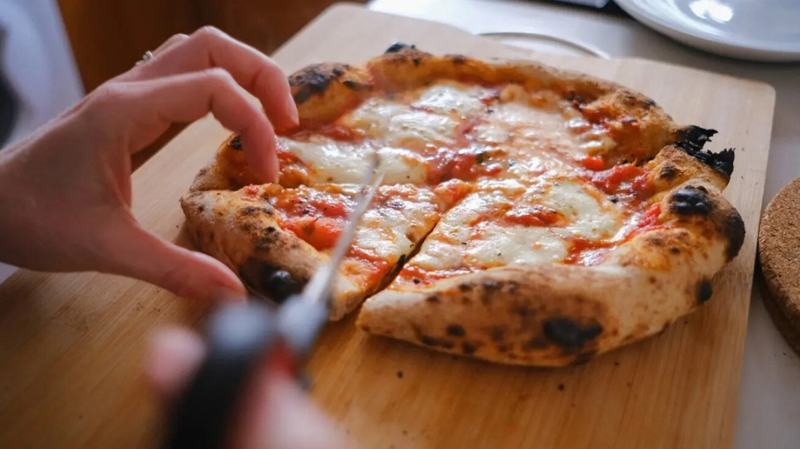 Ο σωστός τρόπος που κόβεται η πίτσα και γιατί όλοι το κάνουν λάθος