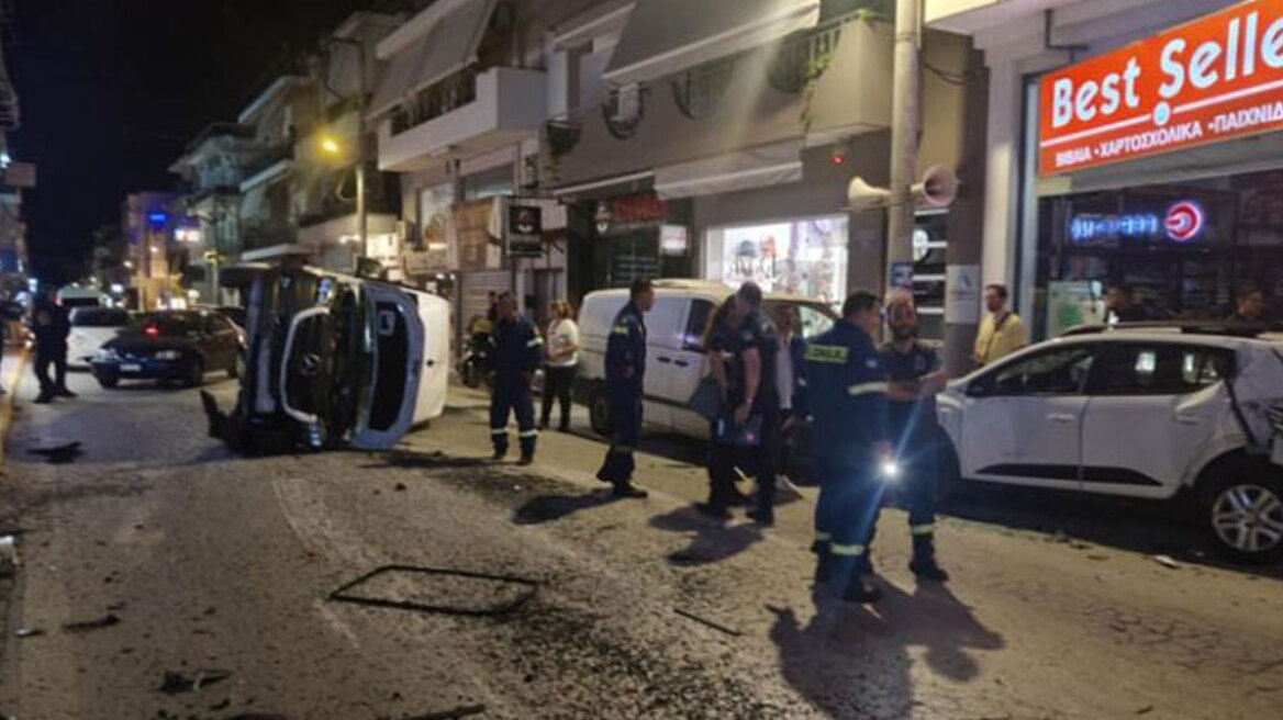 Τρομακτικό τροχαίο στην Αρτέμιδα: ΙΧ συγκρούστηκε με mini-bus και ανετράπη, δείτε βίντεο