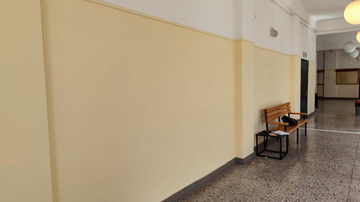 Σβήστηκαν τα συνθήματα που είχαν γράψει άγνωστοι στο κτίριο της κοσμητείας της Νομικής