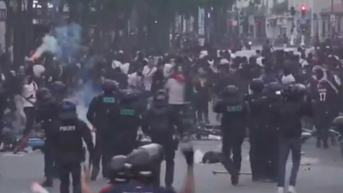 Παρί: Η ομάδα τους αγωνίζεται στον τελικό του Champions League στο Μόναχο, αλλά εκείνοι έπαιζαν ξύλο έξω από το «Παρκ Ντε Πρενς» - Βίντεο