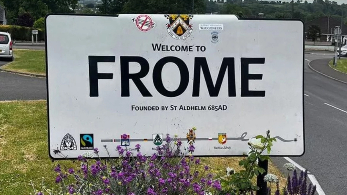 Όπως τη... βρίσκει κανείς: Άγνωστος αλλάζει πινακίδες σε κοινότητες της Βρετανίας, μπερδεύοντας τους επισκέπτες