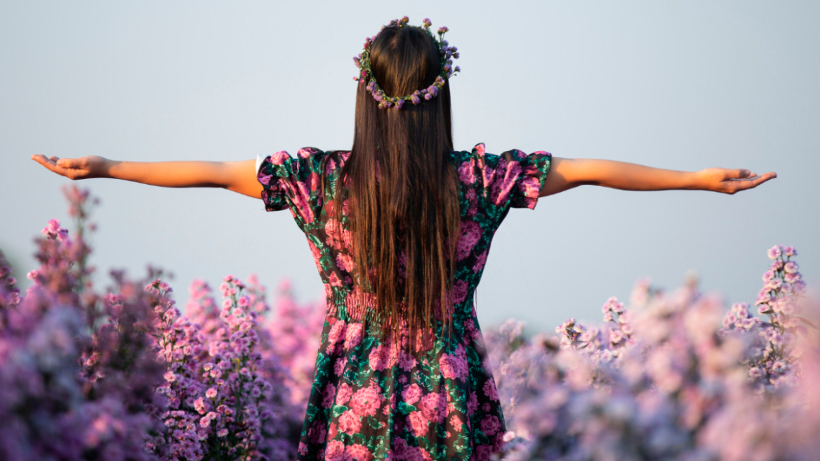 Στροφή των νέων στις ΗΠΑ σε ταρώ, κρυστάλλους και manifest - Πόσο τα πιστεύουν οι Έλληνες