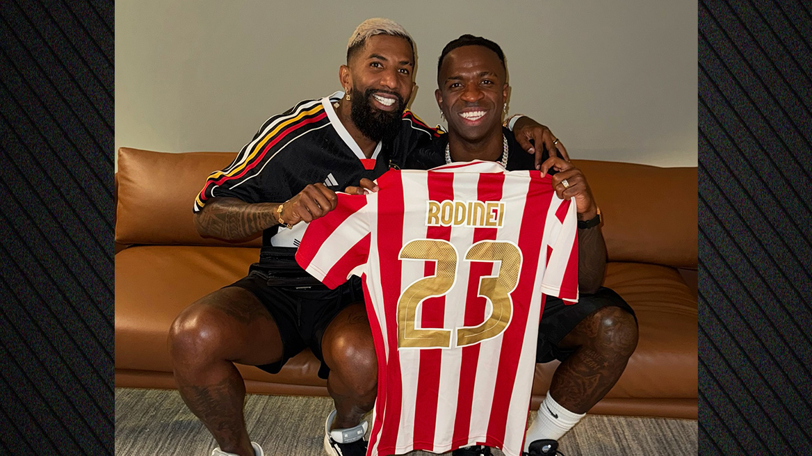 Ο Ροντινέι χάρισε την επετειακή φανέλα του Ολυμπιακού στον Βινίσιους - Φωτογραφίες 