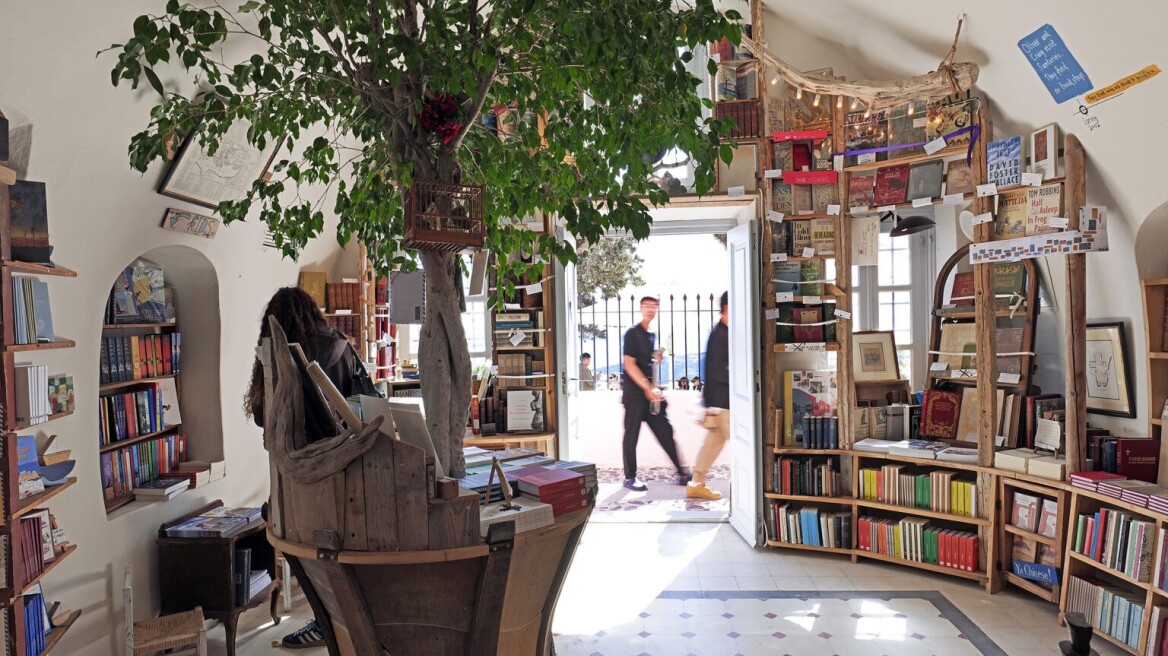 Η νέα ζωή του βιβλιοπωλείου της Σαντορίνης που μπήκε στη λίστα με τα ωραιότερα του κόσμου

