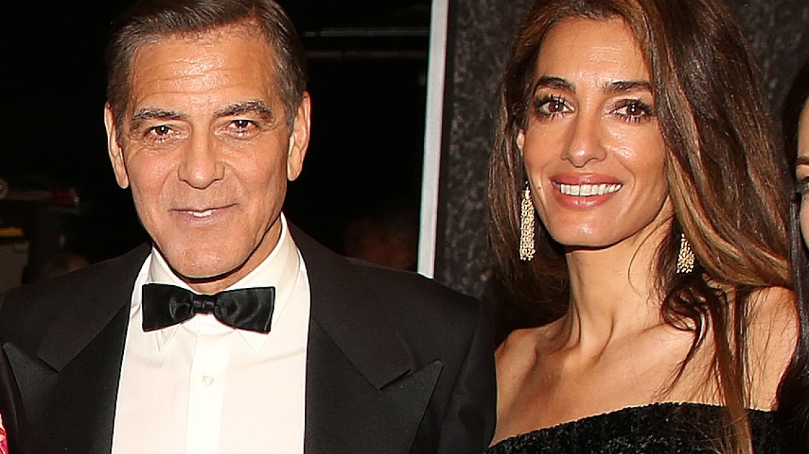 Η Αμάλ Κλούνεϊ συνδυάζει μαύρο φόρεμα και λαμπερές γόβες για μια βραδιά στο Μπρόντγουεϊ
