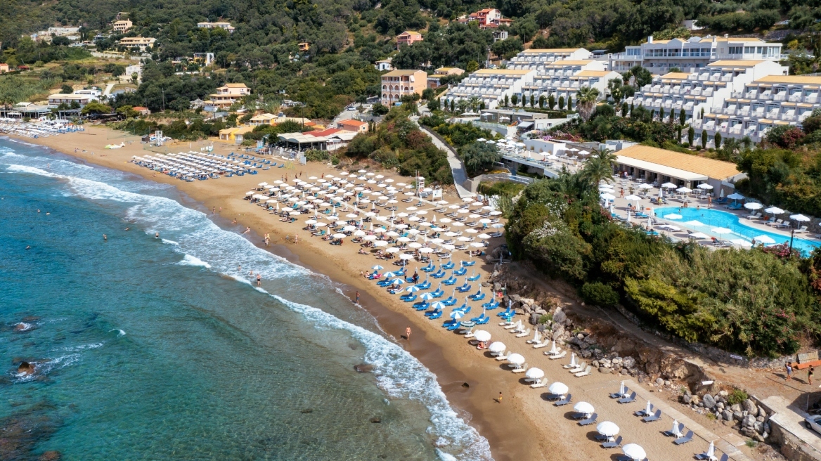 Οι παραλίες της Αττικής από Γλυφάδα μέχρι Αλεποχώρι υποδέχονται τους λουόμενους - Το πρόβλημα του πάρκινγκ και η ανάπλαση