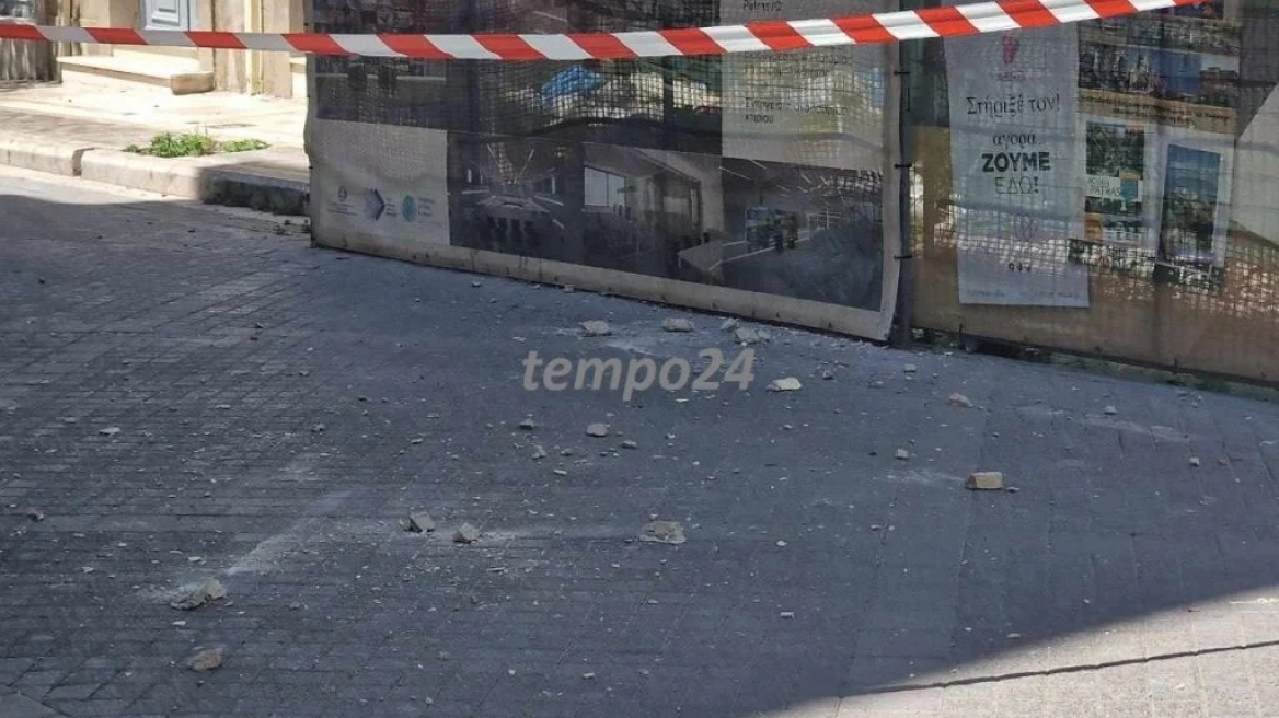 Πάτρα: Μεγάλα κομμάτια από σοβάδες έπεσαν σε κεντρικό πεζόδρομο, δείτε φωτογραφίες