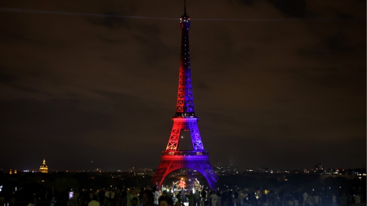 Στα χρώματα της Παρί φωταγωγήθηκε ο Πύργος του Άιφελ - Δείτε βίντεο και φωτογραφίες