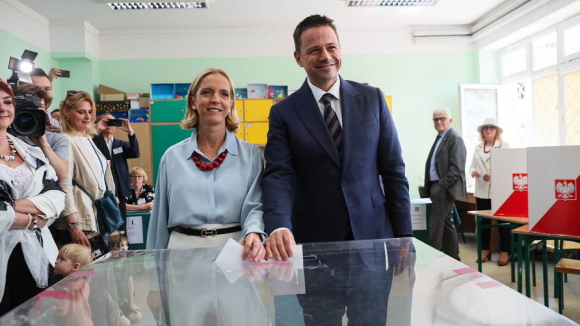 Οριακή νίκη για τον φιλοευρωπαίο Τρασκόφσκι δίνουν τα exit poll των προεδρικών εκλογών στην Πολωνία
