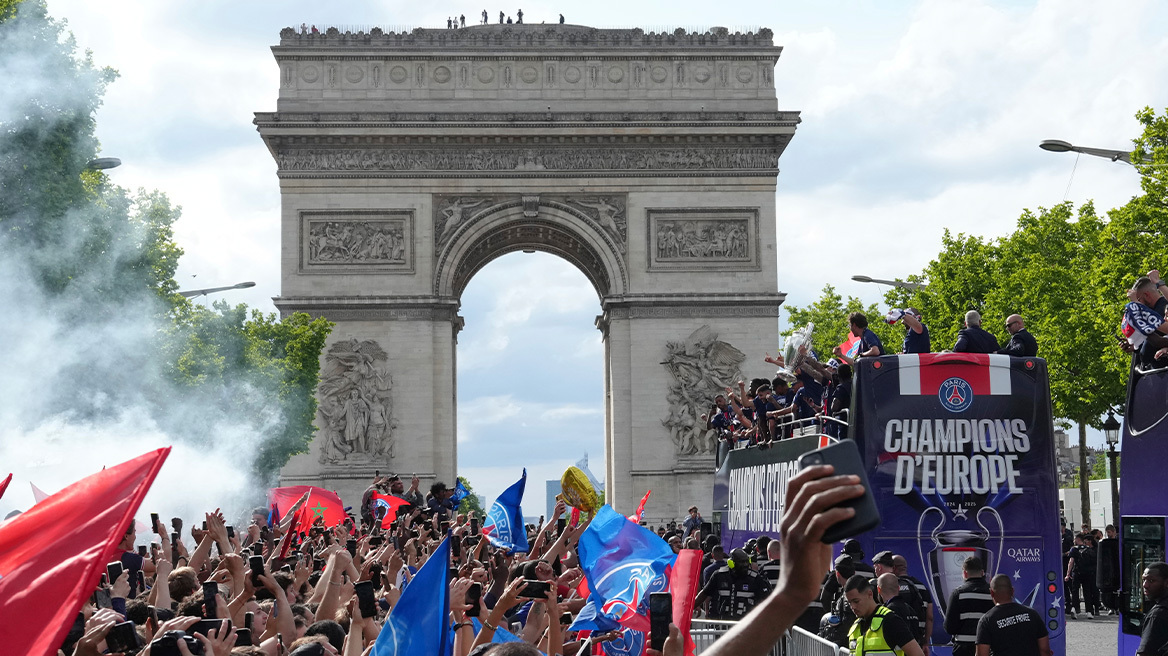 Live streaming η αποθέωση των πρωταθλητών Ευρώπης στους δρόμους του Παρισιού - Η ομιλία 