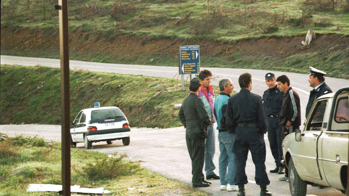 Η ληστεία που «έχτισε» τον μύθο των αδελφών Παλαιοκώστα: «Καλοφάγωτα» τους φώναζαν από την τράπεζα (vid)