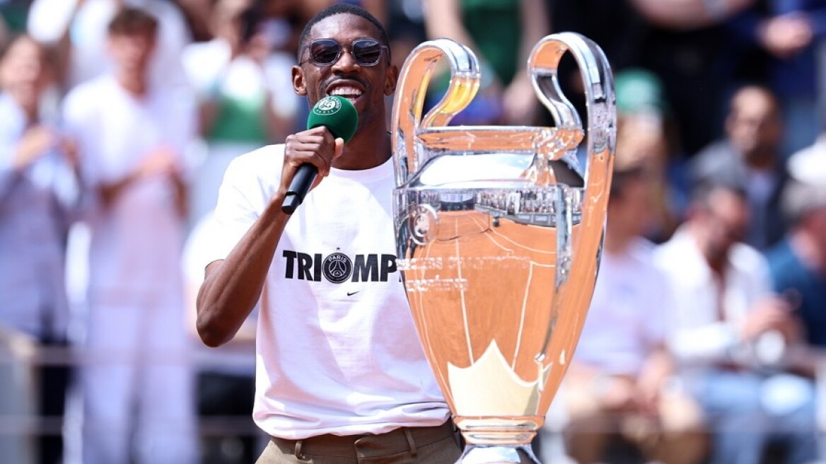 Roland Garros: Ο Ουσμάν Ντεμπελέ σήκωσε την κούπα του Champions League και αποθεώθηκε στο «Φιλίπ Σατριέ» - Βίντεο, φωτογραφίες
