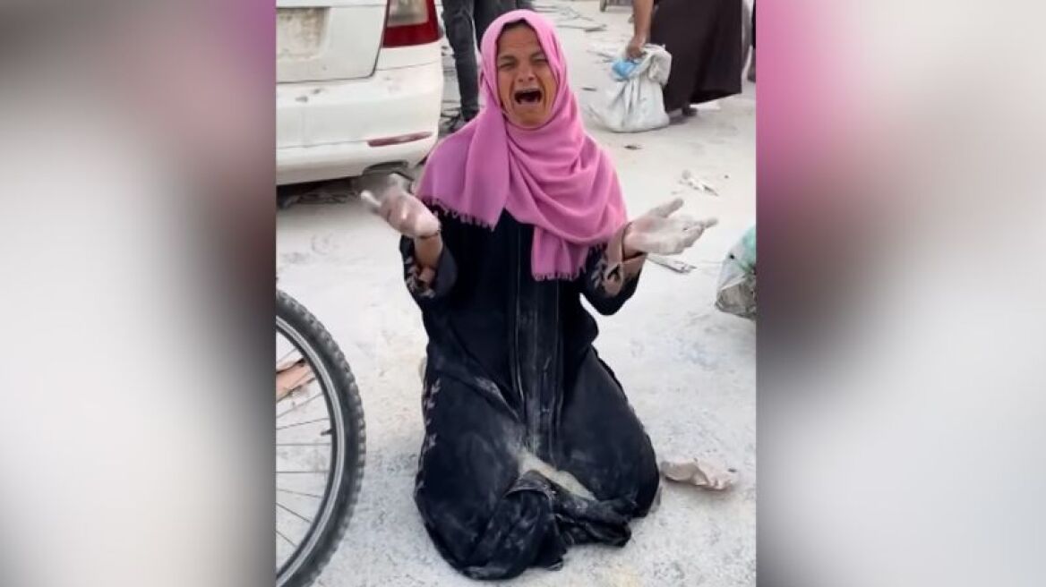 Γάζα: Γυναίκα σπαράζει πάνω από αλεύρι που χύθηκε στον δρόμο