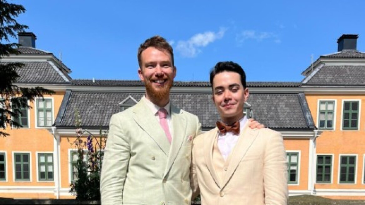 Έναν χρόνο μετά την απελευθέρωσή του από φυλακή του Ιράν, Σουηδός διπλωμάτης παντρεύτηκε τον αγαπημένο του