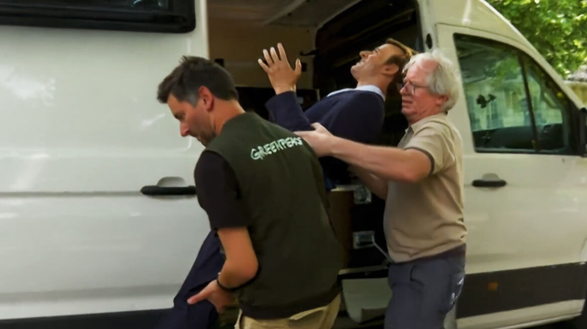 Βίντεο: Ακτιβιστές έκλεψαν κέρινο ομοίωμα του Μακρόν από μουσείο στο Παρίσι και το έβαλαν έξω από τη ρωσική πρεσβεία