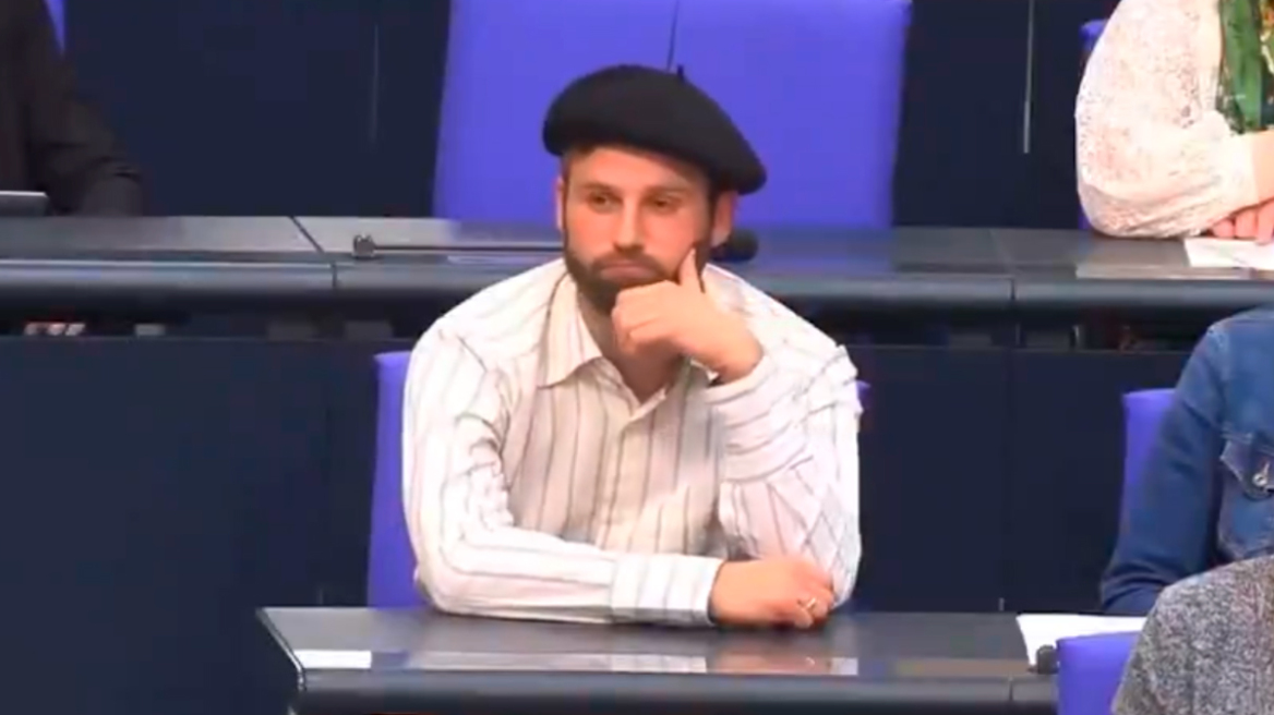 Γερμανία: Βουλευτής της Αριστεράς εμφανίστηκε στην Μπούντεσταγκ με μπερέ και αποβλήθηκε