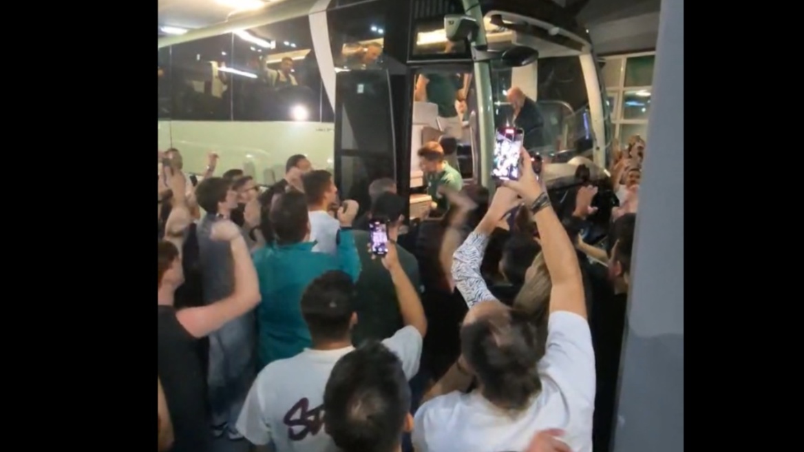 Βίντεο: Υποδοχή και αποθέωση της αποστολής του Παναθηναϊκού στο ΟΑΚΑ από 1.000 φιλάθλους