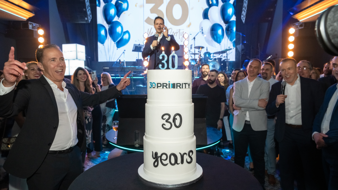 Η PRIORITY γιόρτασε 30 χρόνια παρουσίας με χαμόγελα, συγκίνηση, μουσική και πολύ κέφι στο Mezzo Club