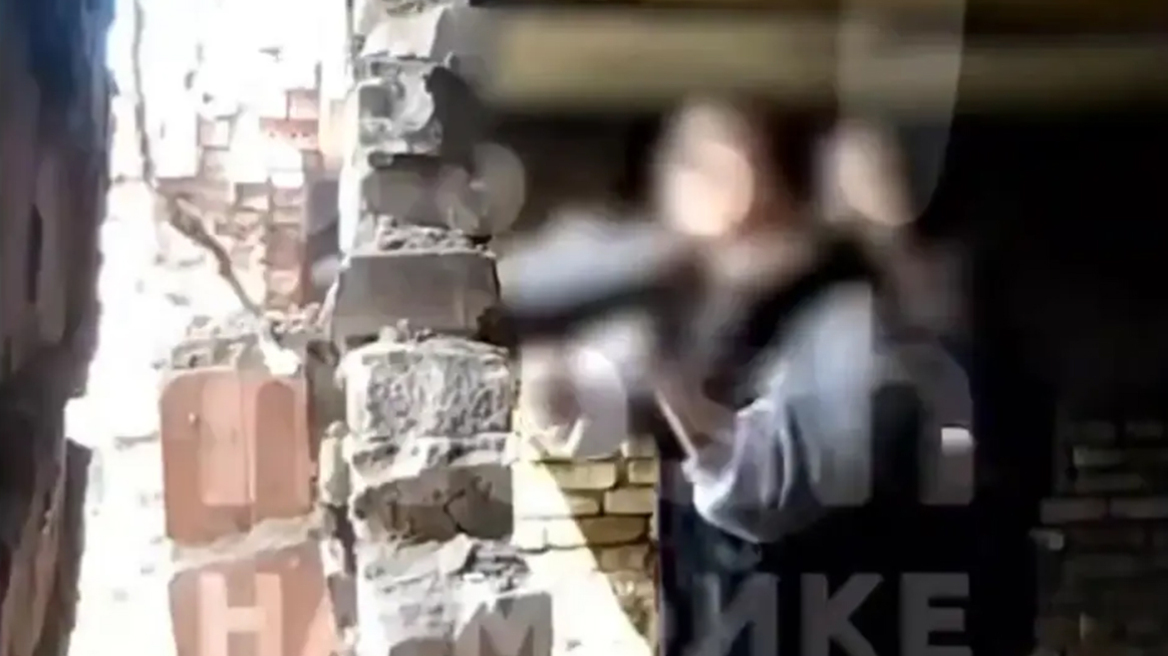 Ρωσία: Η στιγμή που δύο ανήλικες ρίχνουν τοίχο σε εγκαταλελειμμένο σπίτι και τους πλακώνει η σκεπή
