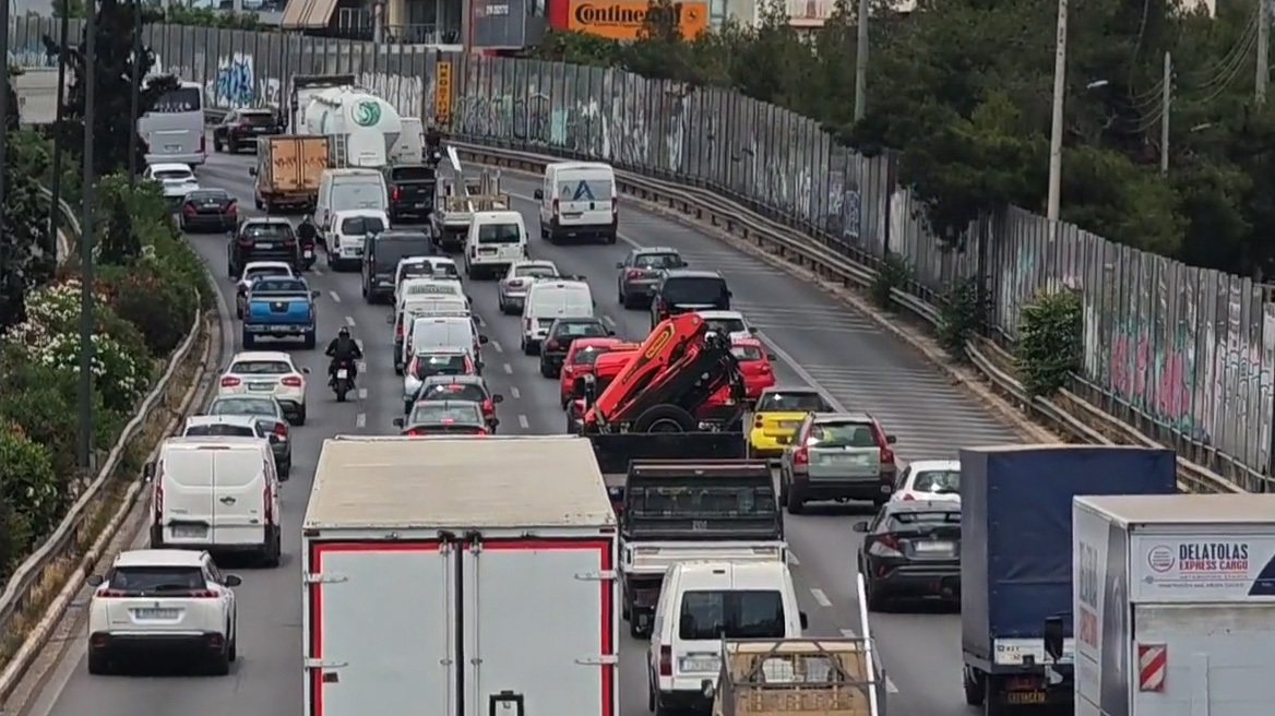 Μποτιλιάρισμα στον Κηφισό: Αυξημένη κίνηση και στα δύο ρεύματα, 30λεπτες καθυστερήσεις στην Αττική Οδό, στο ρεύμα προς αεροδρόμιο