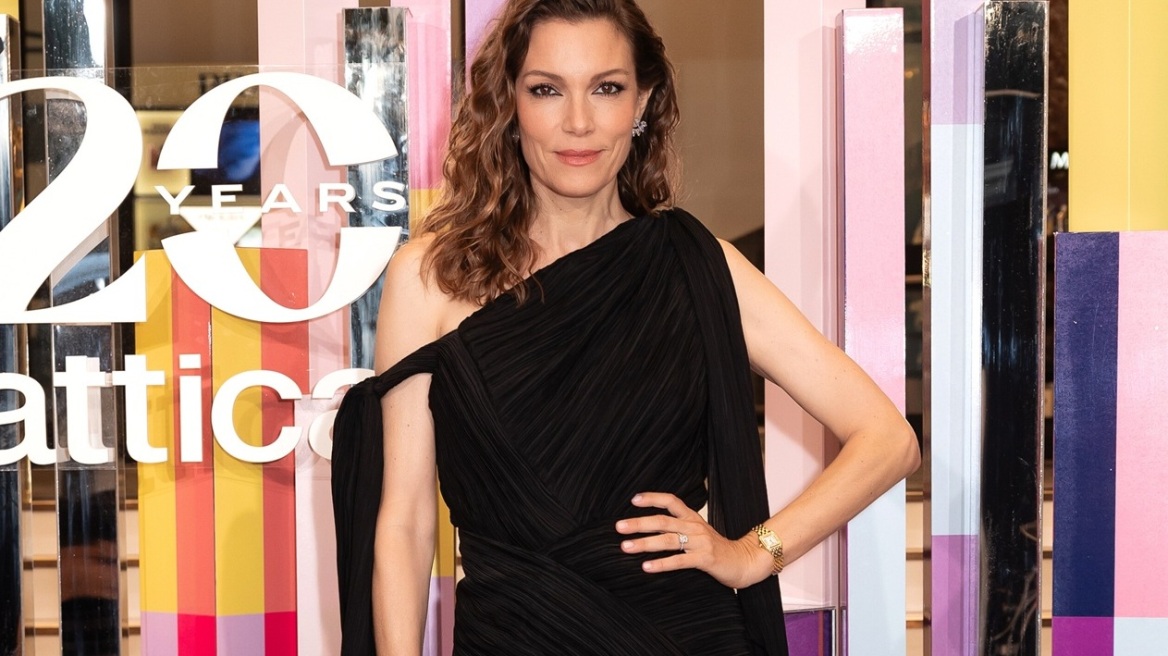 Η Βίκυ Καγιά συνδύασε ένα μικρό μαύρο φόρεμα με σέξι mules