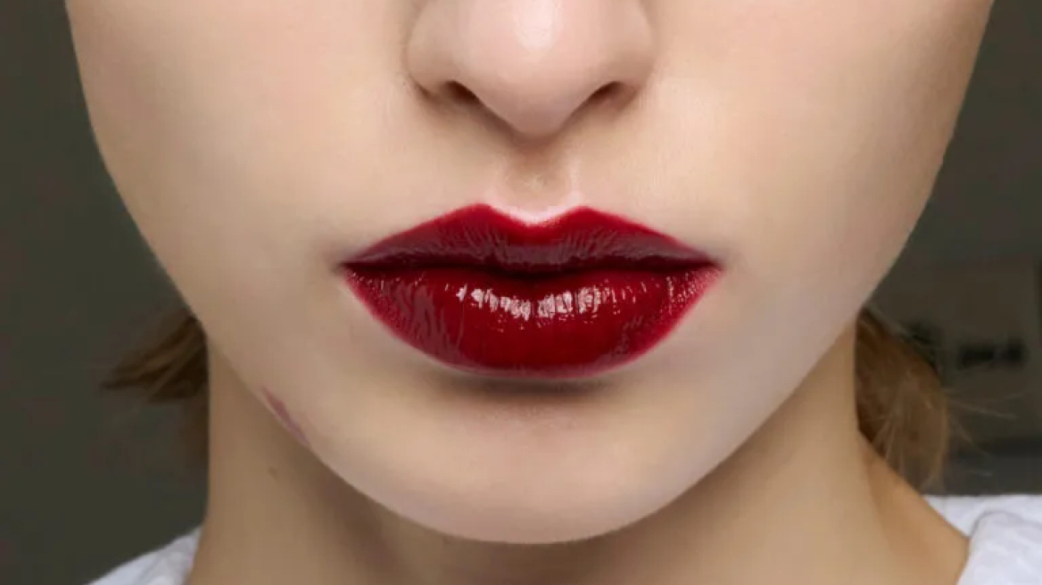 Latex Lips: Η καλοκαιρινή τάση στο μακιγιάζ που θέλει τα χείλη super glossy