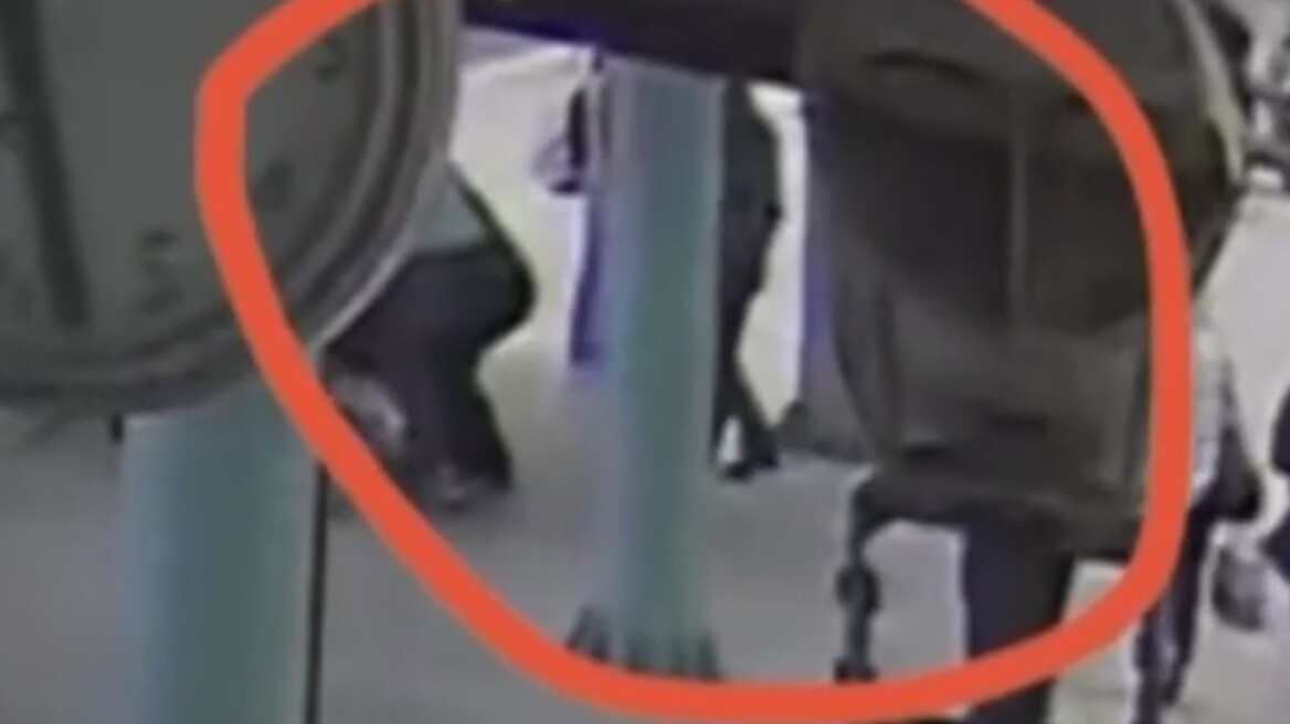 49χρονος απείλησε με μαχαίρι 29χρονη μέσα στον Προαστιακό - Συνελήφθη από αστυνομικούς της ομάδας «Αριάδνη», δείτε βίντεο
