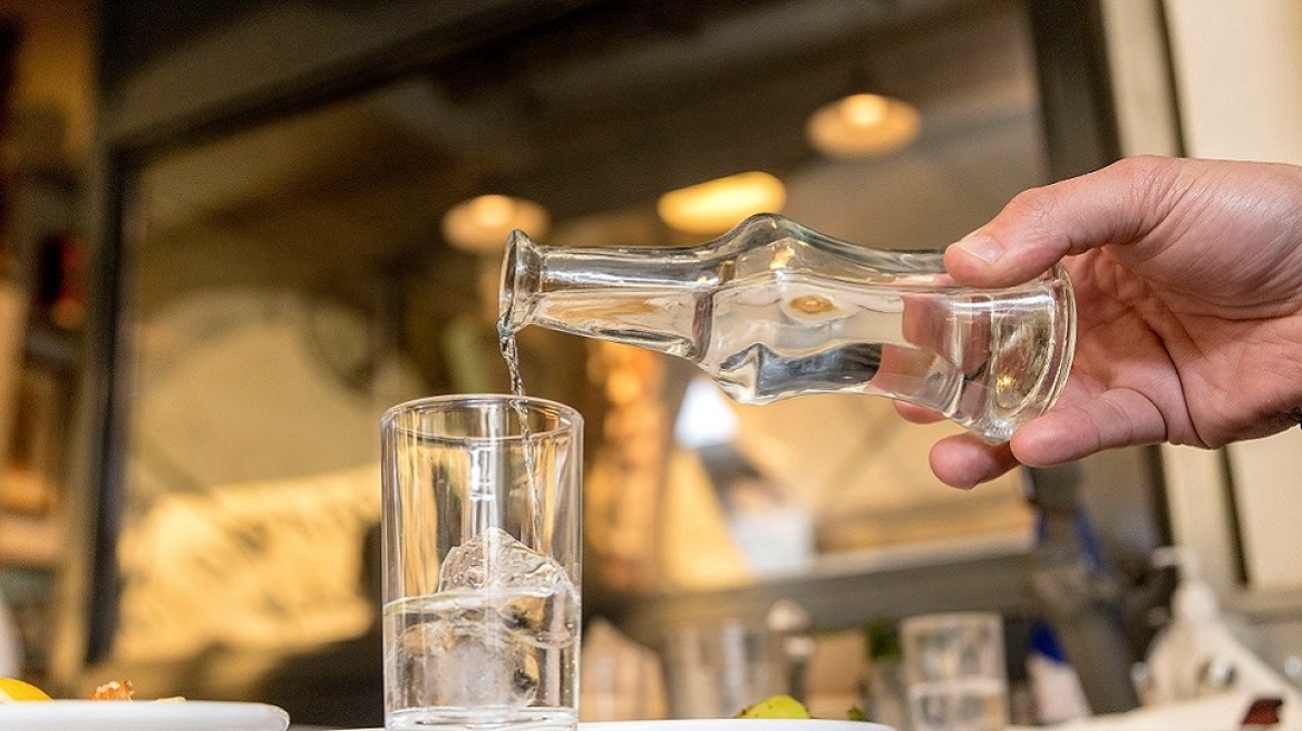 Οι Έλληνες και το τσίπουρο – Η σχέση μας με το πιο «κοινωνικό ποτό», η ιστορία και τα είδη του