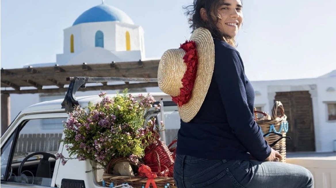 Η Χριστιάννα ξεκίνησε μια επιχείρηση με T-shirt στην Πάρο από ένα ξύλινο καϊκι 