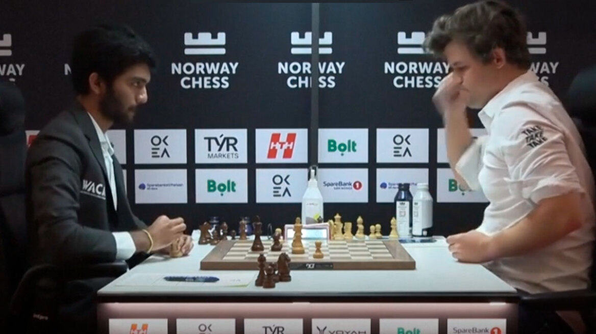 Η στιγμή που ο Νο 1 σκακιστής παγκοσμίως κοπανάει το τραπέζι και φεύγει μετά την ήττα του από 19χρονο