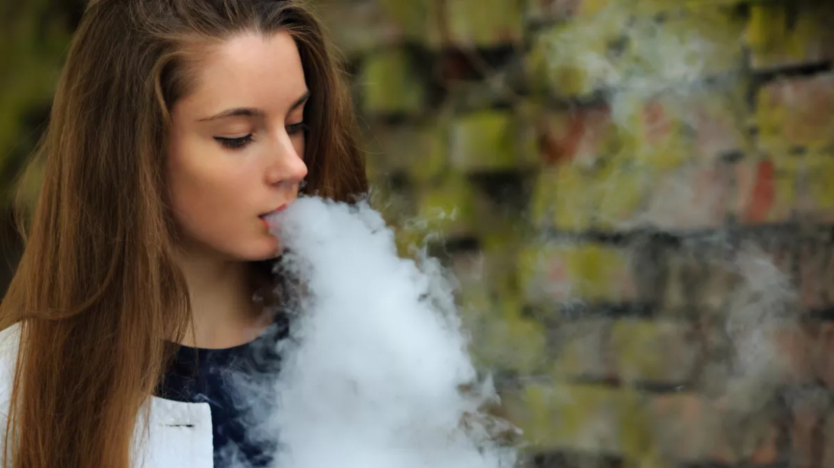 Αλκοόλ και τσιγάρα μόνο με ταυτότητα προβλέπει ο νέος νόμος – Γιατί το στοίχημα είναι ήδη χαμένο