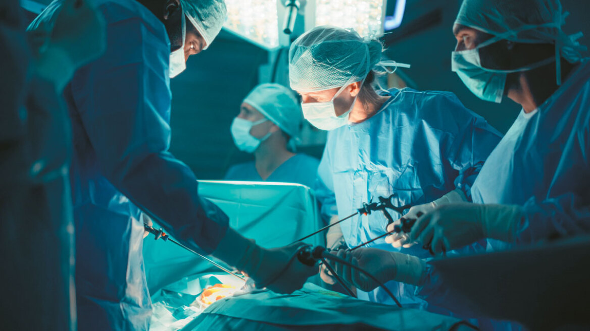 Μίκρυναν οι λίστες αναμονής με δωρεάν χειρουργεία σε ιδιωτικές κλινικές και απογευματινά σε δημόσια νοσοκομεία